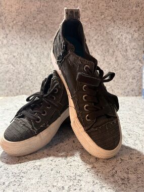 Blowfish Malibu High Top Sneakers/Distressed Charcoal Gray Leopard Print.
Size7